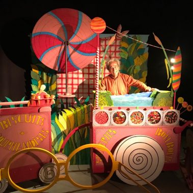 Revisite du conte "LE PETIT BOHOMME EN PAIN D'EPICE"avec réutilisation d'objets hétéroclites détounés et manipulés en personnages imaginaires racontant le récit